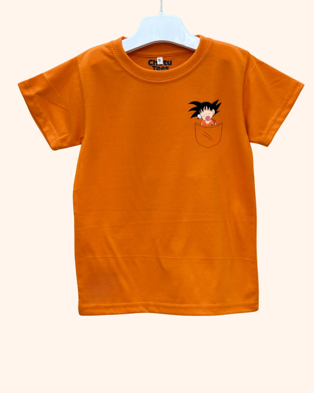 Chotu Tees Pocket Goku kids tee – Dragon Ball-inspired t-shirt featuring Goku peeking from a fun pocket design. Perfect for little anime fans and young warriors.