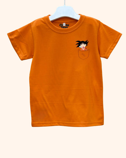 Chotu Tees Pocket Goku kids tee – Dragon Ball-inspired t-shirt featuring Goku peeking from a fun pocket design. Perfect for little anime fans and young warriors.